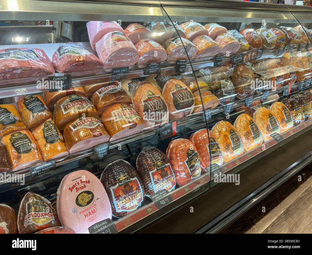 Sorten verarbeiteter Fleischwaren in der Tiefkühltruhe in einem Supermarkt. Salt Lake City, Utah, USA. Stockfoto