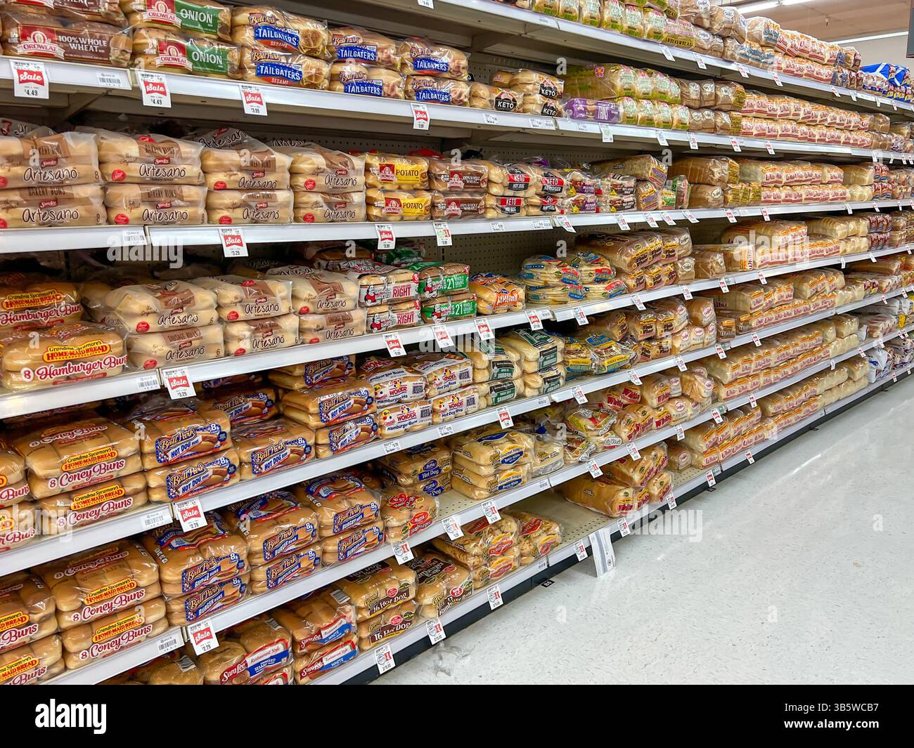 Verschiedene Brotlaibe in den Regalen in einem Supermarkt. Salt Lake City, Utah, USA. Stockfoto