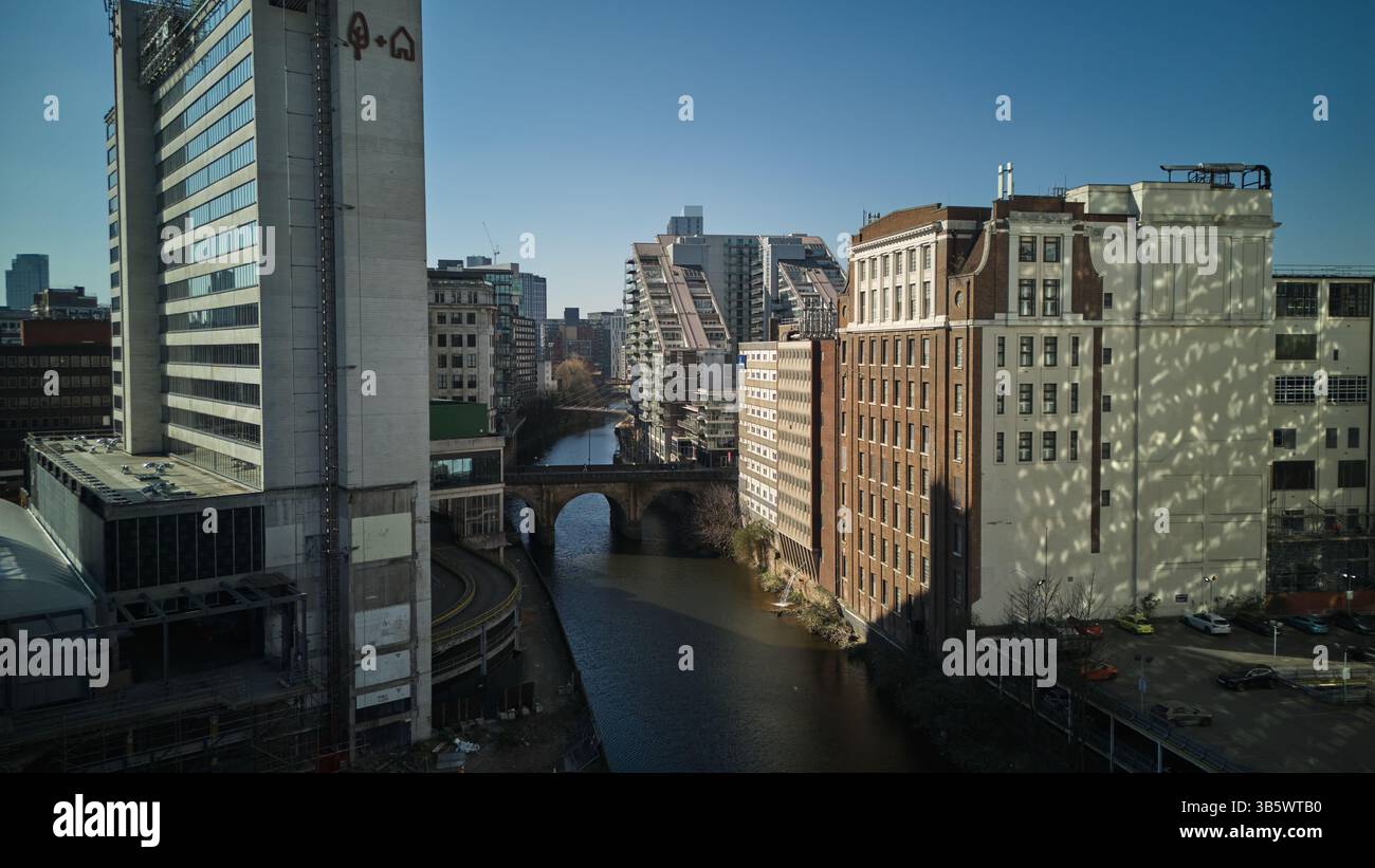 Manchester City Centre, der Fluss Irwell markiert die Grenze zu Salford Stockfoto