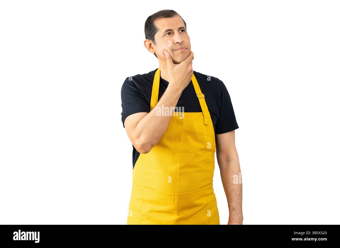 Verkäufer mit gelber Schürze über isoliertem weißem Hintergrund mit Hand am Kinn, der über Fragen nachdenkt, nachdenklicher Ausdruck. Lächelnd mit nachdenklichem Gesicht. Stockfoto