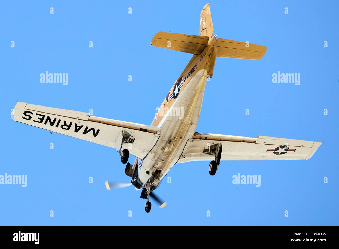 Palm Springs, Kalifornien, USA. April 2025. Ein Beechcraft T-34C Turbo Mentor in einer traditionellen VMFA-323-„Death Rattlers“-Lackierung beim Anflug zum Palm Springs International Airport. Dieses Flugzeug ist in einem Wüstentarnschema mit auffälligen „MARINES“-Markierungen gemalt und ehrt das Erbe der Marine Fighter Attack Squadron 323. Betrieb außerhalb der Naval Air Facility North Island (Foto: © Ian L. Sitren/ZUMA Press Wire) NUR REDAKTIONELLE VERWENDUNG! Nicht für kommerzielle ZWECKE! Stockfoto