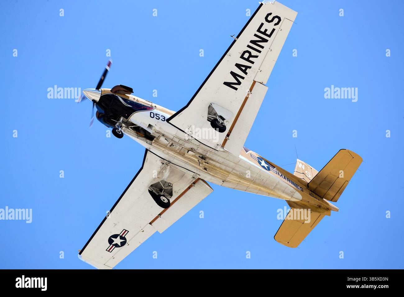 Palm Springs, Kalifornien, USA. April 2025. Ein Beechcraft T-34C Turbo Mentor in einer traditionellen VMFA-323-„Death Rattlers“-Lackierung beim Anflug zum Palm Springs International Airport. Dieses Flugzeug ist in einem Wüstentarnschema mit auffälligen „MARINES“-Markierungen gemalt und ehrt das Erbe der Marine Fighter Attack Squadron 323. Betrieb außerhalb der Naval Air Facility North Island (Foto: © Ian L. Sitren/ZUMA Press Wire) NUR REDAKTIONELLE VERWENDUNG! Nicht für kommerzielle ZWECKE! Stockfoto