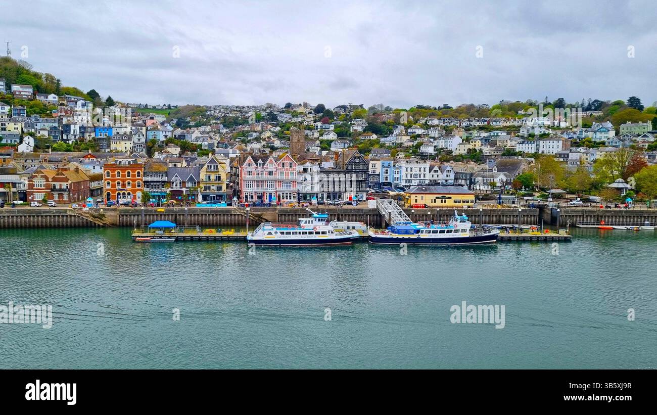 Panoramablick auf die malerische Uferpromenade mit farbenfrohen historischen Gebäuden in der Hafenstadt Dartmouth, Devon, Großbritannien Stockfoto