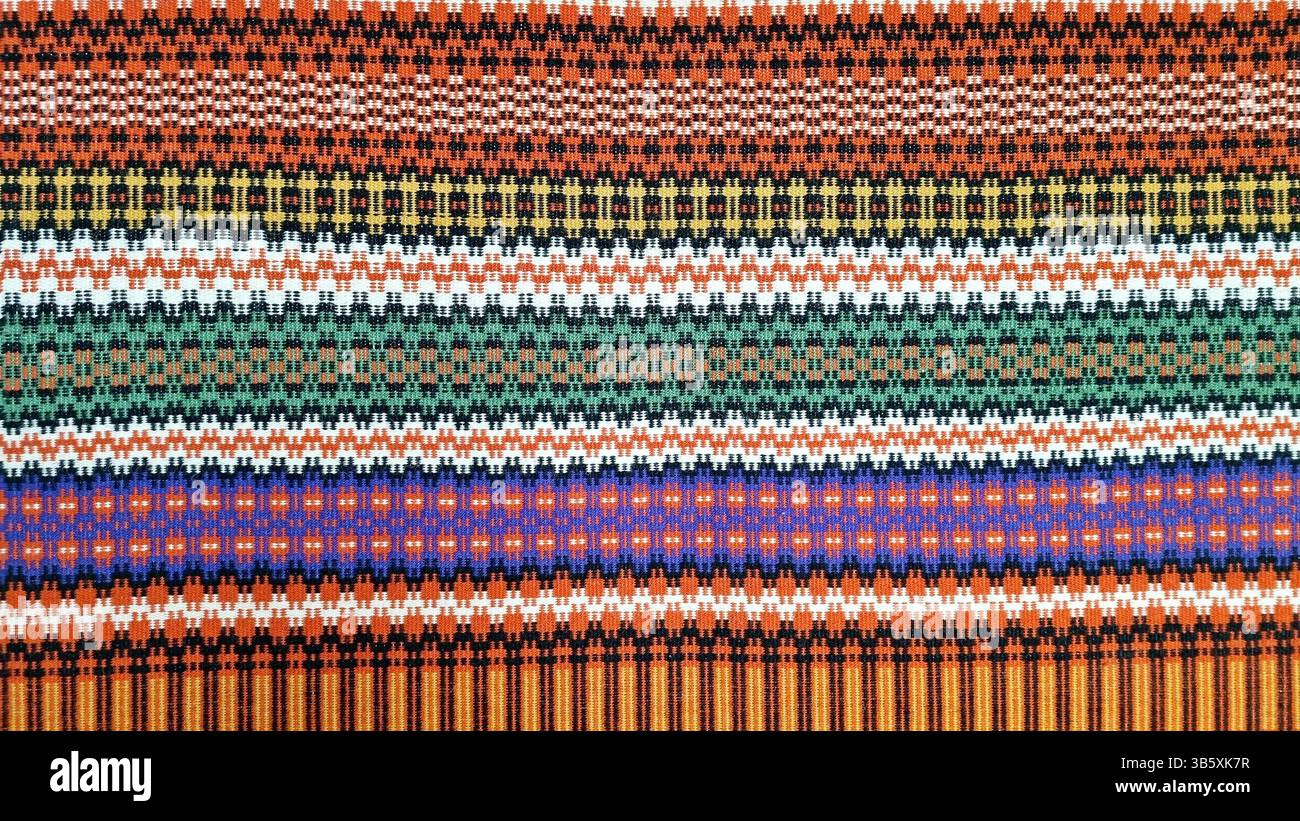 Textur mit traditionellem norwegischem Muster für Fenster- oder Türvorhänge mit Krokbragd-Webtechnik Stockfoto