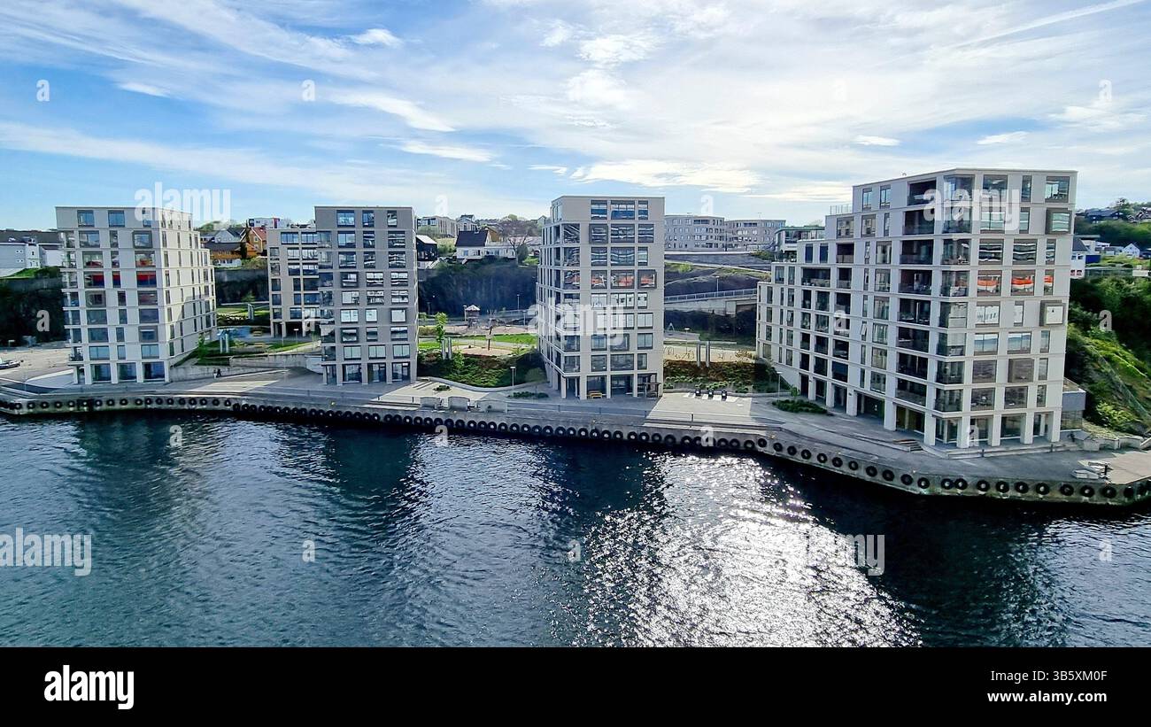 Blick auf einen Komplex moderner Wohngebäude am Ufer eines norwegischen Fjords im Vorort Stavanger, Norwegen Stockfoto