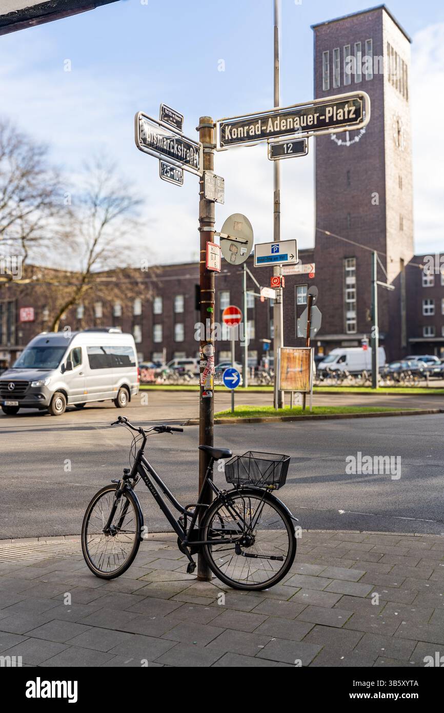 Fahrrad parkt am Konrad-Adenauer-Platz vor dem Hauptbahnhofsgebäude. Düsseldorf, Deutschland Stockfoto
