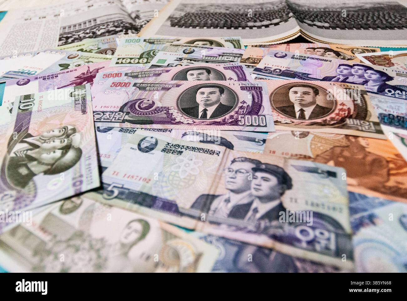 23. Juni 2022, Nordkorea: Zahlreiche nordkoreanische Won-Banknoten auf einem Tisch. (Bild: © Angel Garcia/ZUMA Press Wire) Stockfoto