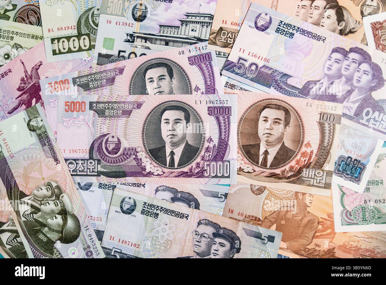 23. Juni 2022, Nordkorea: Zahlreiche nordkoreanische Won-Banknoten auf einem Tisch. (Bild: © Angel Garcia/ZUMA Press Wire) Stockfoto