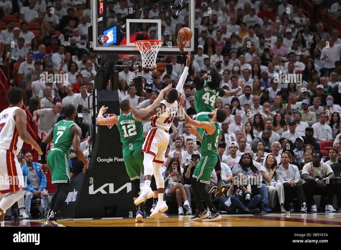 29. Mai 2022, Miami, Florida, USA: Miami Heat Center BAM Adebayo verliert den Ball an Boston Celtics Center Robert Williams während der ersten Halbzeit des Play-offs Game Seven der Eastern Conference Finals in der FTX Arena am Sonntag, den 29. Mai 2022, in Miami. (Bild: © John McCall/South Florida Sun Sentinel/TNS via ZUMA Press Wire) Stockfoto