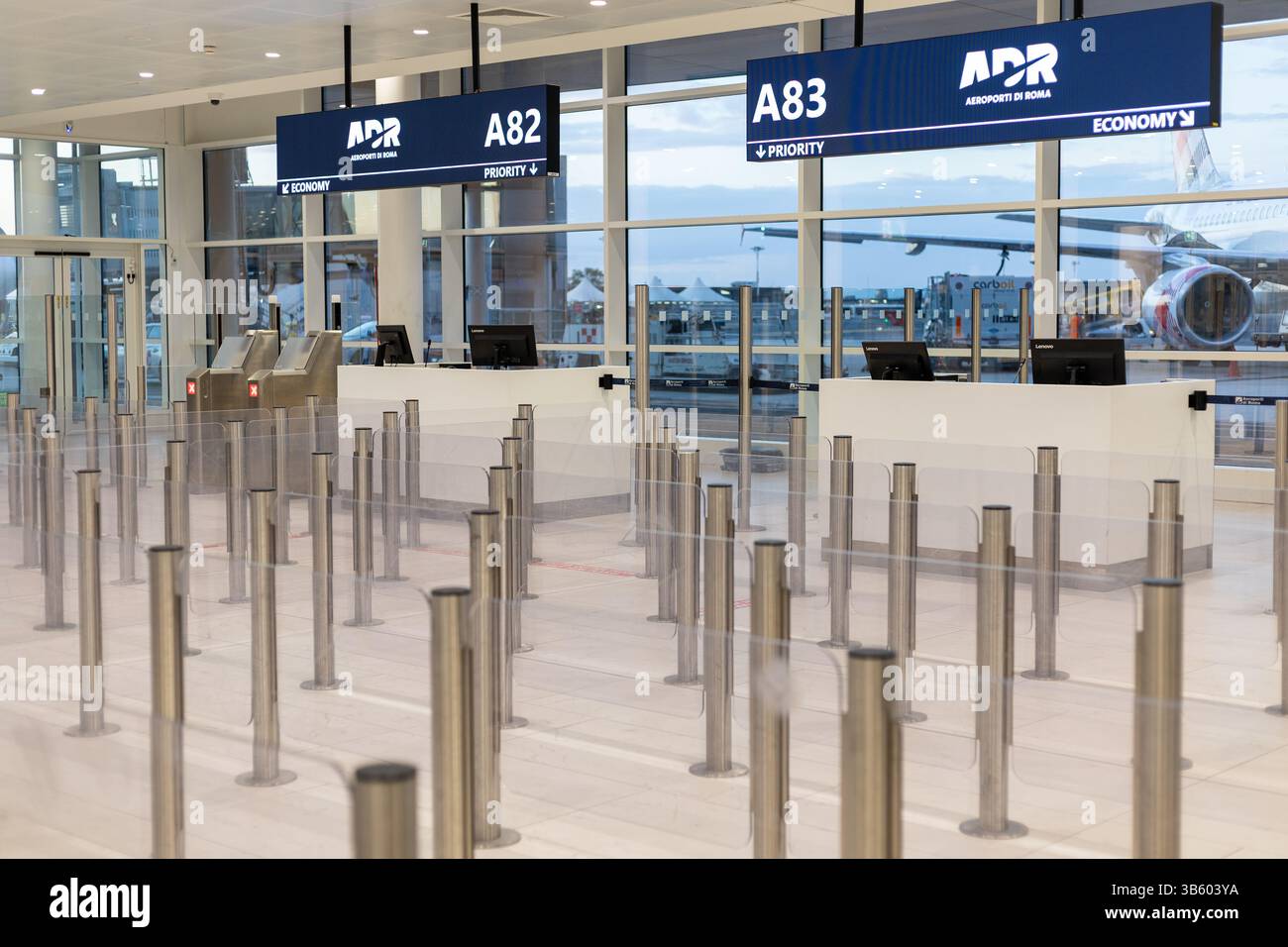 Fiumicino, Rom, Italien - 24. April 2025: Check-in-Bereich am Flughafen zeigt leere Schalter für verschiedene Flugklassen an. Die Atmosphäre ist ruhig, mit Stockfoto