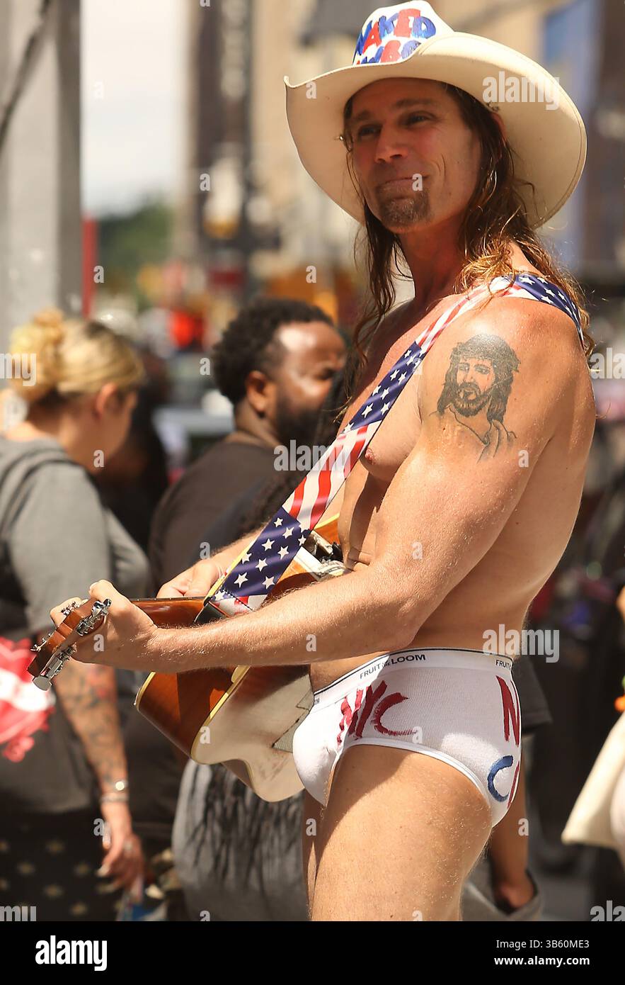 12. Juni 2022, New York City, New York, USA: The â€œNaked Cowboyâ spielt Lieder um Geld im Time Square, New York City, 12. Juni 2022. In den letzten Jahren war die Obdachlosenkrise in New York City sichtbarer geworden und schwieriger zu bewältigen. Die COVID-Pandemie hat ein Licht auf bestehende Probleme geworfen: Mangel an erschwinglichem Wohnraum und die Abhängigkeit von Hotels, um Obdachlose vorübergehend zu unterbringen. Psychische Gesundheit ist weiterhin ein großes Problem von der Ost- und Westküste und dazwischen, über die Vereinigten Staaten. (Bild: © Stephen Shaver/ZUMA Press Wire) Stockfoto