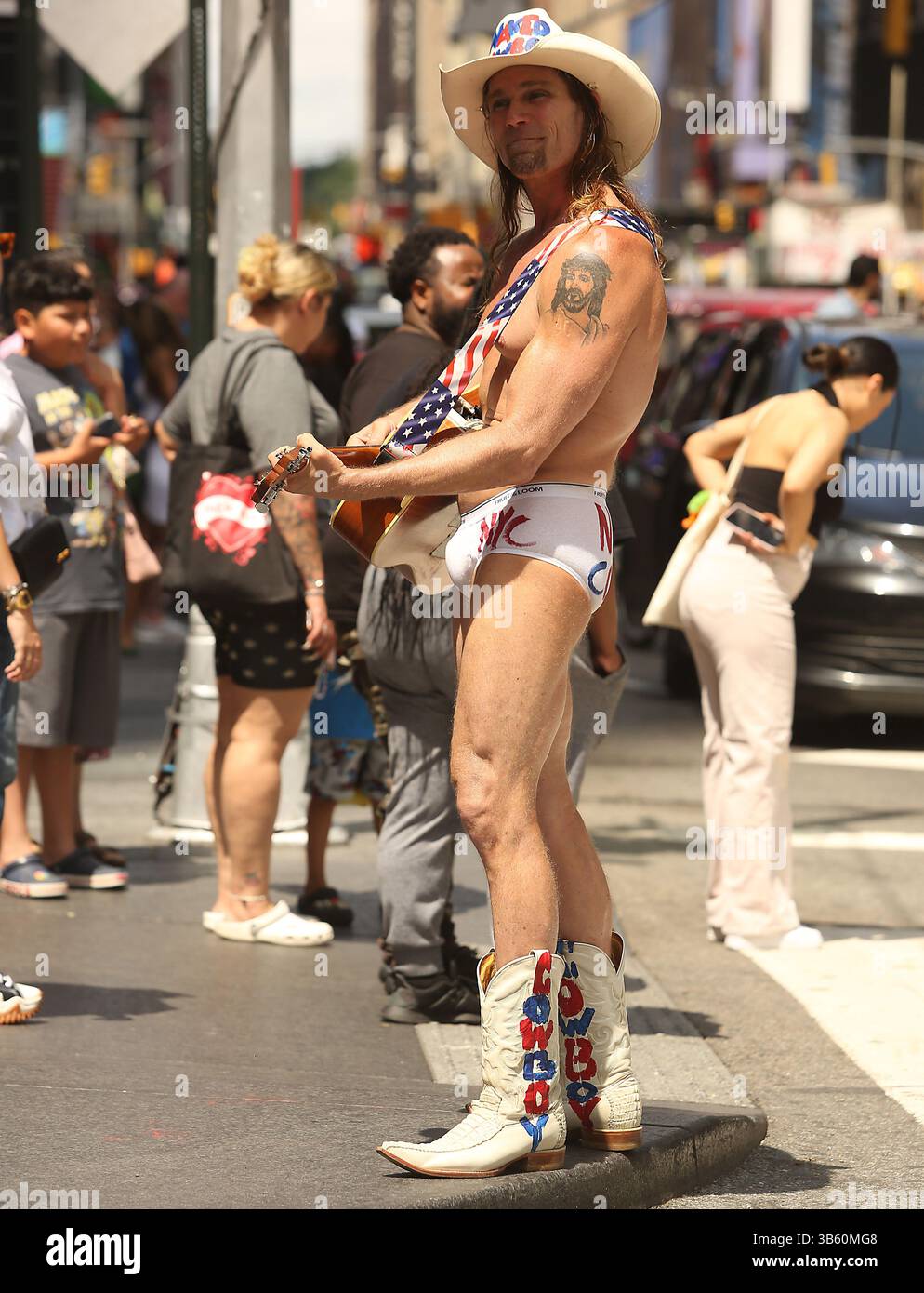 12. Juni 2022, New York City, New York, USA: The â€œNaked Cowboyâ spielt Lieder um Geld im Time Square, New York City, 12. Juni 2022. In den letzten Jahren war die Obdachlosenkrise in New York City sichtbarer geworden und schwieriger zu bewältigen. Die COVID-Pandemie hat ein Licht auf bestehende Probleme geworfen: Mangel an erschwinglichem Wohnraum und die Abhängigkeit von Hotels, um Obdachlose vorübergehend zu unterbringen. Psychische Gesundheit ist weiterhin ein großes Problem von der Ost- und Westküste und dazwischen, über die Vereinigten Staaten. (Bild: © Stephen Shaver/ZUMA Press Wire) Stockfoto