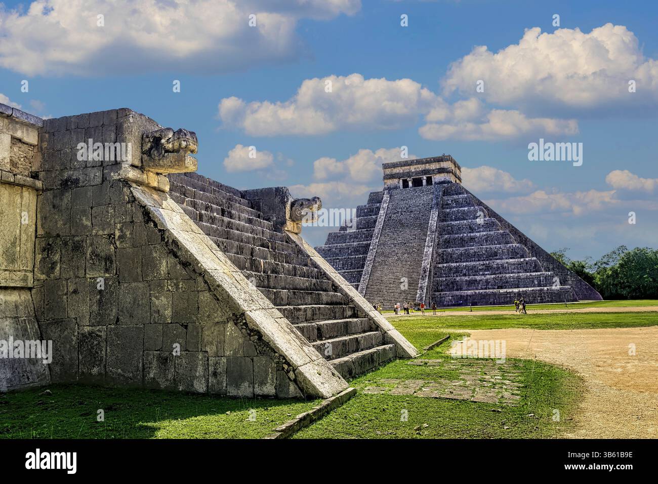 Plattform der Venus und El Castillo Pyramide auf der Gradnd plaza in Chichen Itza Stockfoto