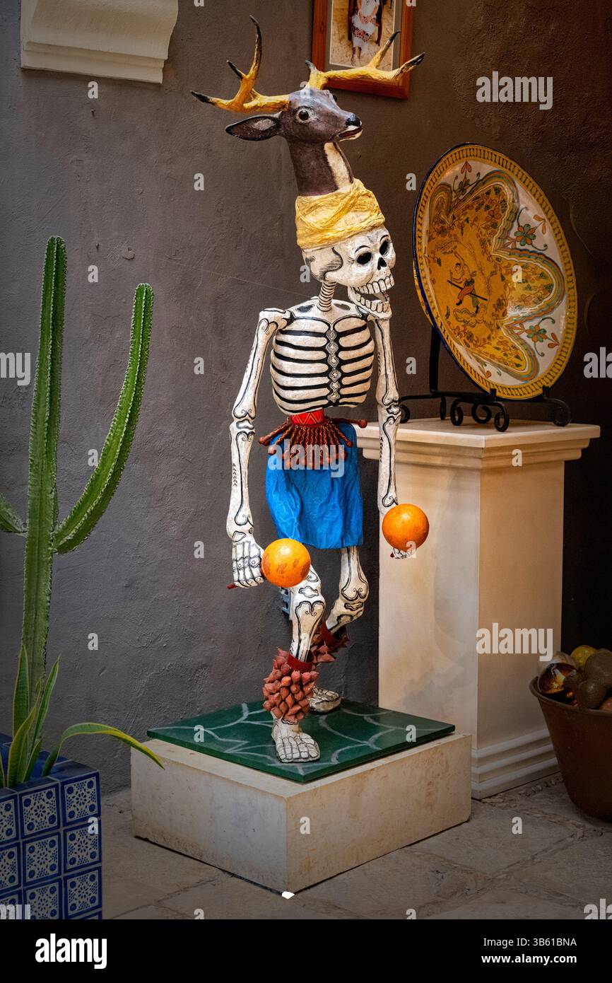 Skelett-Statue mit Hut in Form eines Hirsches in Casa de los Venados, Haus der Hirsche, in Valladolid, Yucatan, Mexiko. Tanzendes Skelett mit Hirsch Stockfoto