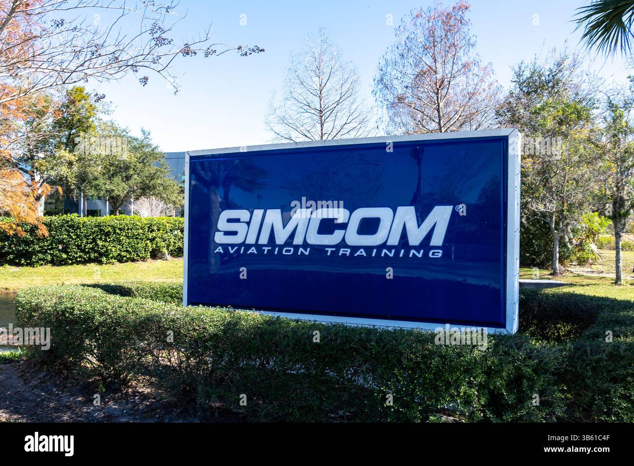 Das Schild FÜR das SIMCOM Aviation Training Ground befindet sich am 6989 Lee Vista Blvd in Orlando, FL, USA. Stockfoto