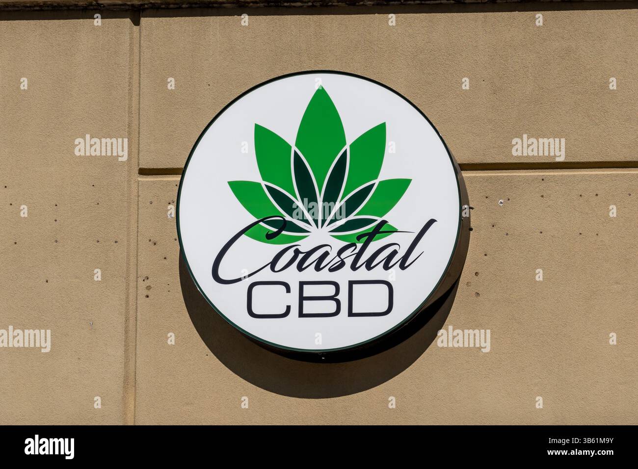 Nahaufnahme des Logoschildes des des Coastal CBD Stores auf dem Gebäude. Stockfoto