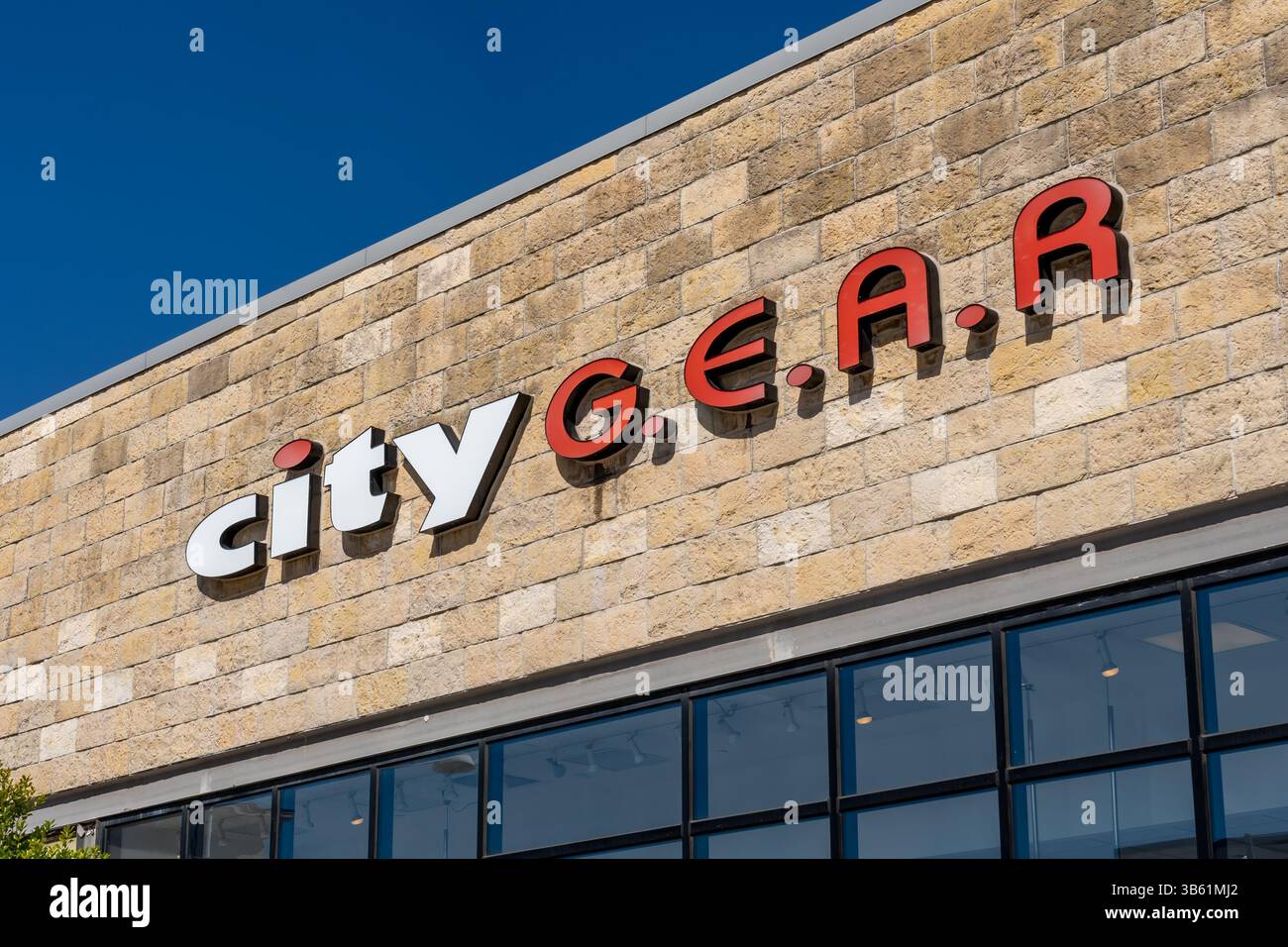 Nahaufnahme des City Gear Store-Schilds auf dem Gebäude. Stockfoto