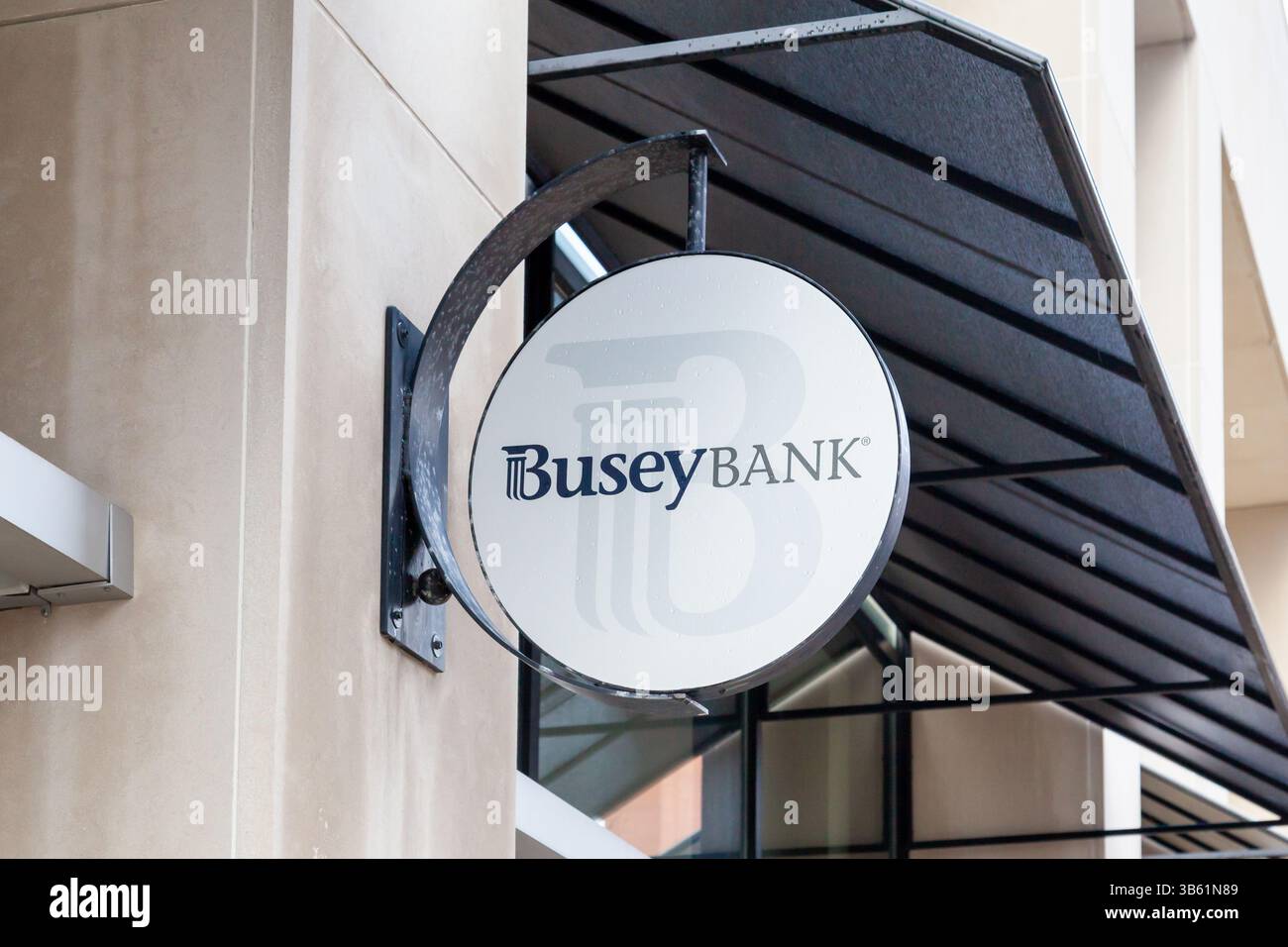 Clayton, MO, USA - 24. März 2022: Eine Busey Bank projiziert ein Schild auf das Gebäude in Clayton, MO, USA. Stockfoto