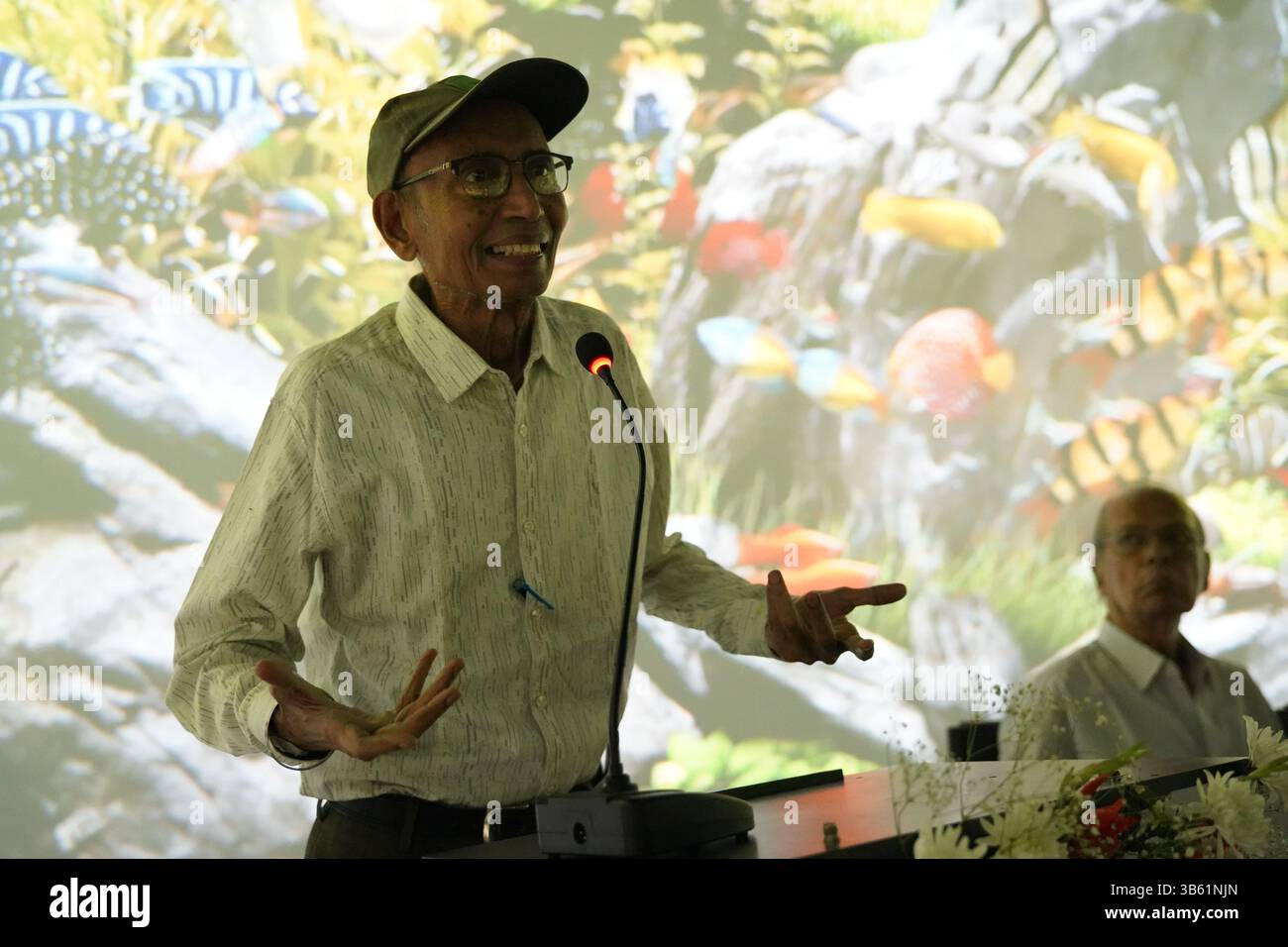 2. Mai 2025, Kolkata, Westbengalen, Indien: Prof. Pranabes Sanyal, Präsident der Calcutta Wildlife Society, spricht bei der Eröffnungsveranstaltung. Am 67. Gründungstag stellt das Birla Industrial & Technological Museum (BITM), Kalkutta, seine neue Galerie˜Lost at Sea vor, die sich an die UN-Dekade der Ozeanwissenschaft für nachhaltige Entwicklung (2021''"2030) anschließt. Die Galerie beleuchtet die drängenden Bedrohungen des Ozeans – einschließlich Klimawandel, Verschmutzung und Überfischung – durch immersive Erlebnisse wie interaktive Ausstellungen, AR-Wege, VR-Ausstellungen und eine Nachbildung des vom Aussterben bedrohten Vaquita-Delfins. ''˜Los Stockfoto