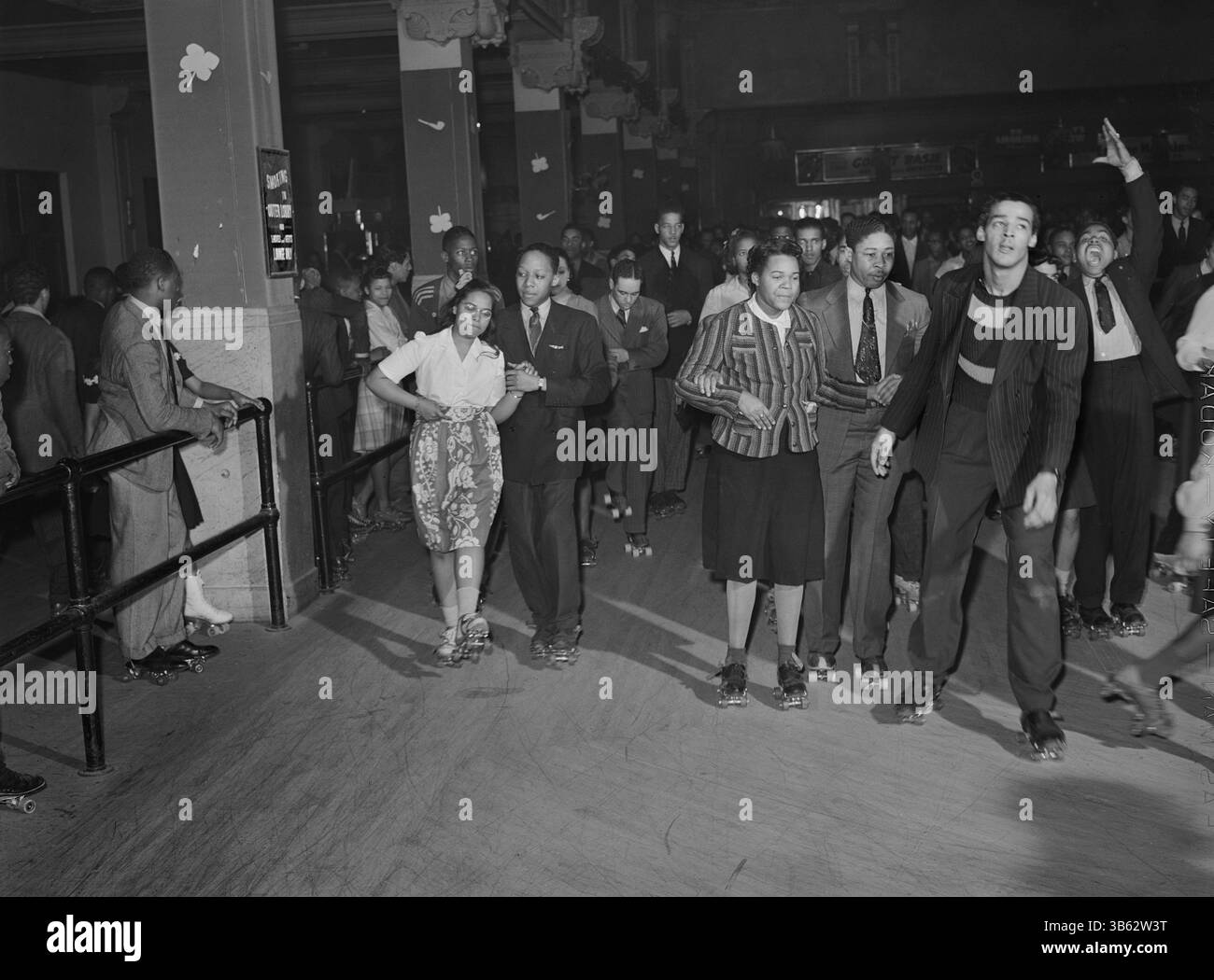 Juli 2018, Chicago, Illinois, USA: People Roller Skating, Savoy Ballroom, Chicago, Illinois, USA Russell Lee, U.S. Office of war Information/U.S. Farm Security Administration, April 1941 (Kreditbild: © JT Vintage/Glasshouse Via ZUMA Press Wire) Stockfoto