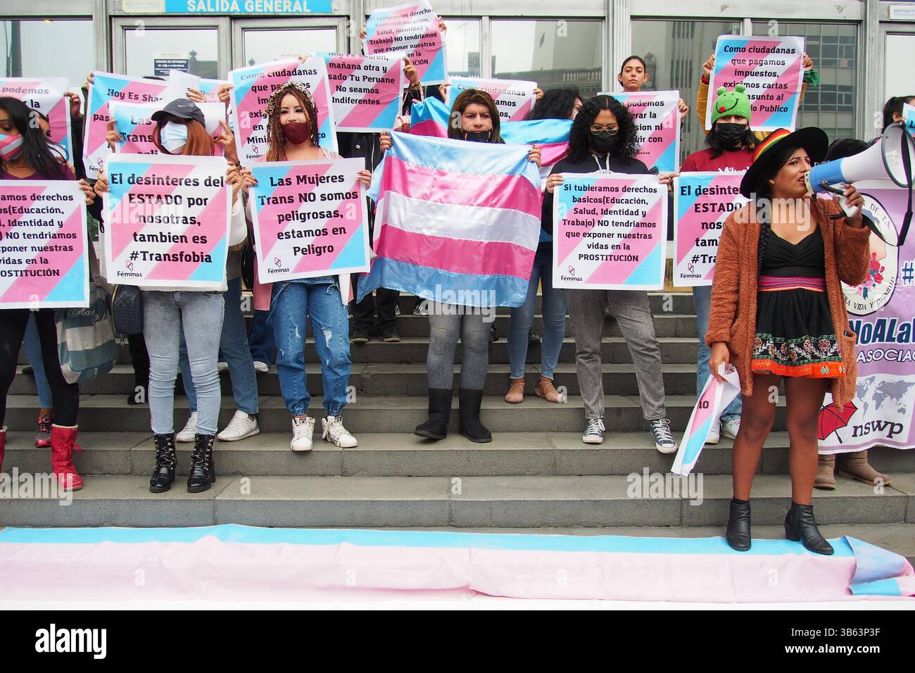 30. Juni 2022, Lima, Lima, Peru: Transgender-Frauen aus der LGBT-Gemeinschaft und Sympathisanten halten einen Sit-in vor der Staatsanwaltschaft, um gegen die mangelnde Sicherheit und die Aggression und Erpressung zu protestieren, deren Opfer sie von Zuhältern sind. Am 29. Juni wurde Sharon in der Innenstadt von Lima erschossen, weil er Zuhältern keinen Schutz gewährt hatte. (Bild: © Carlos Garcia Granthon/ZUMA Press Wire) Stockfoto