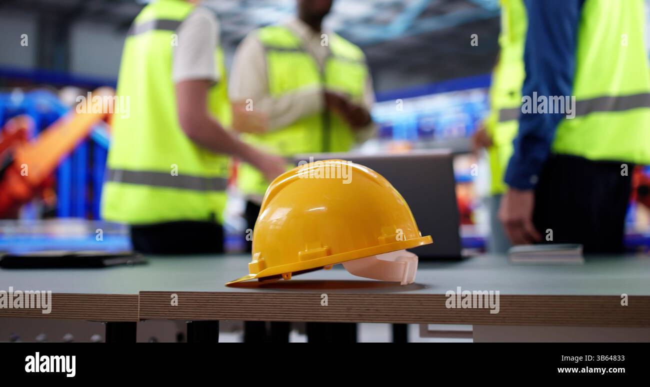 Ein Technischer Mitarbeiter Mit Einem Kunststoffhelm Sorgt Für Sicherheit Bei Der Arbeit In Der Industrie Stockfoto