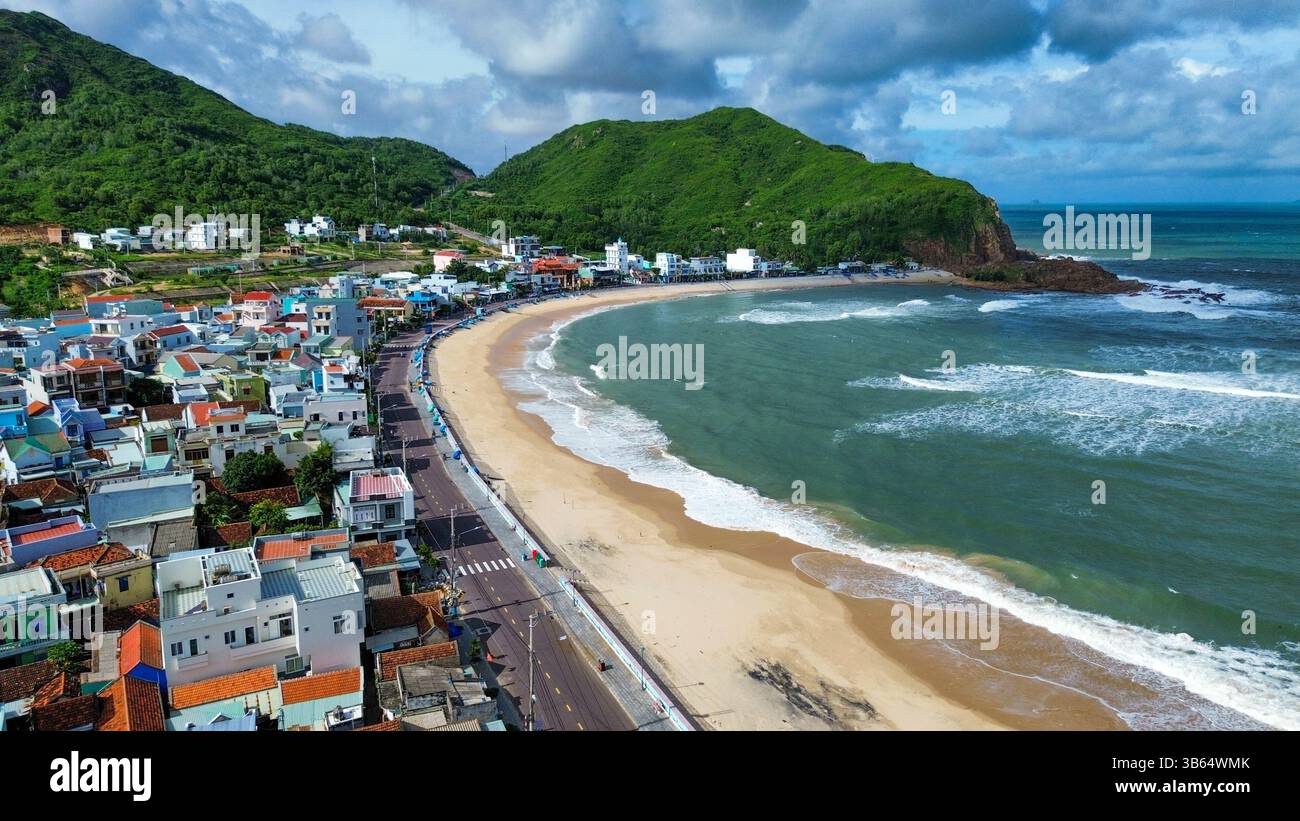 Qui Nhon, entlang der vietnamesischen Küste, bietet atemberaubende Landschaften mit riesigen Buddhas und malerischen Fischerdörfern, die langsam leben. Stockfoto