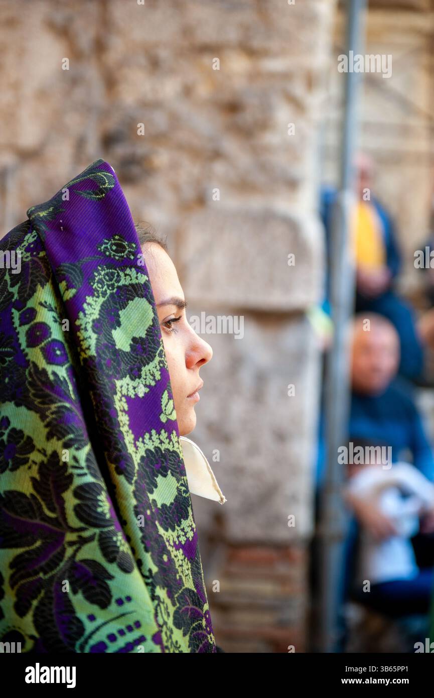 Frauen in traditioneller sardischer Kleidung während der Feier Sant'Efisio in Cagliari, Sardinien, Italien. Stockfoto
