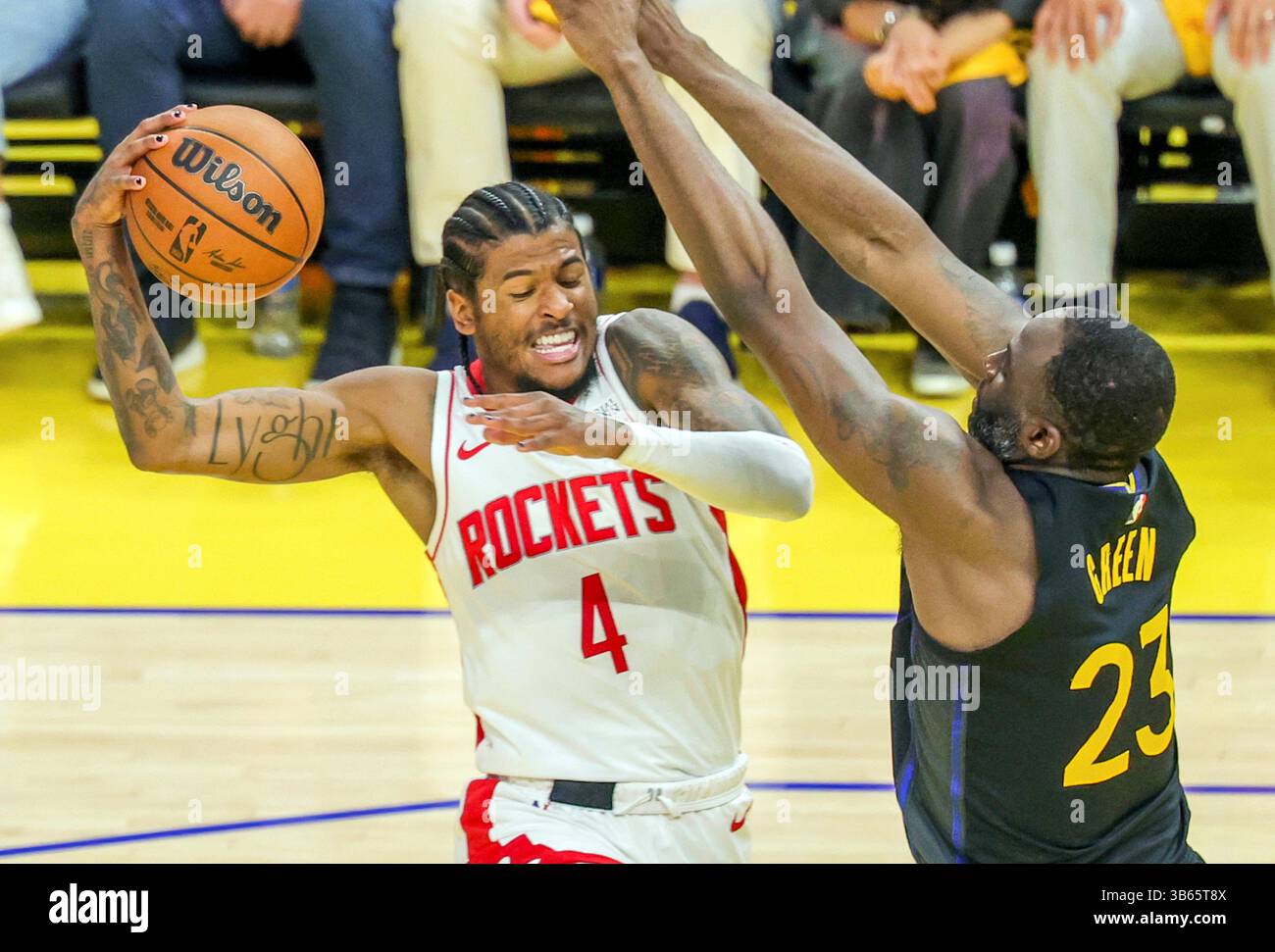 San Francisco, USA. Mai 2025. Jalen Green (L) von Houston Rockets tritt am 2. Mai 2025 in der ersten Runde des Spiels zwischen den Golden State Warriors und Houston Rockets der NBA Playoffs 2024-2025 in San Francisco an. Quelle: Arthur Dong/Xinhua/Alamy Live News Stockfoto