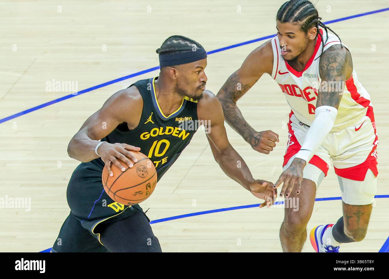 San Francisco, USA. Mai 2025. Jimmy Butler (L) von den Golden State Warriors tritt am 2. Mai 2025 in der ersten Runde des Spiels zwischen den Golden State Warriors und den Houston Rockets der NBA Playoffs 2024-2025 in San Francisco an. Quelle: Arthur Dong/Xinhua/Alamy Live News Stockfoto