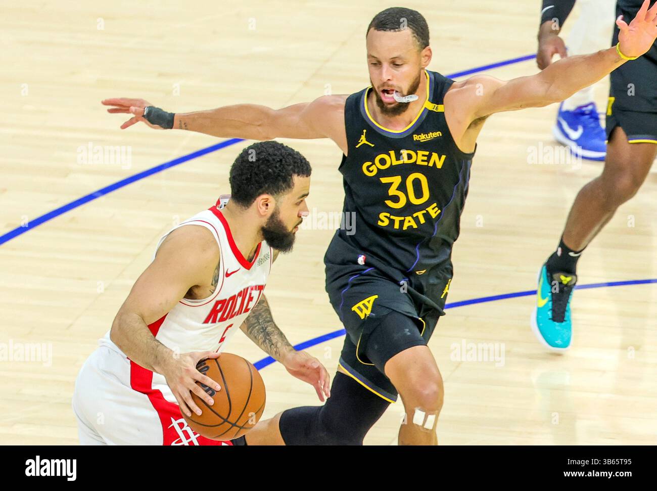 San Francisco, USA. Mai 2025. Stephen Curry (R) von Golden State Warriors verteidigt das Spiel der ersten Runde zwischen den Golden State Warriors und Houston Rockets der NBA Playoffs 2024-2025 in San Francisco, USA, am 2. Mai 2025. Quelle: Arthur Dong/Xinhua/Alamy Live News Stockfoto