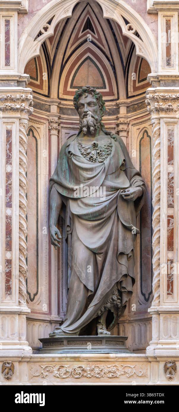 FLORENZ, ITALIEN - 17. MÄRZ 2025: Die Bronzestatue Johannes des Täufers an der Fassade von Orsanmichele von Lorenzo Ghiberti (1414–1416). Stockfoto