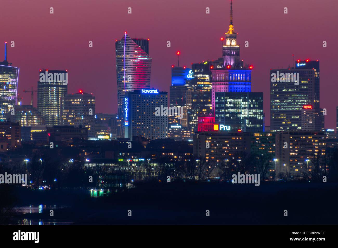 Nächtliche Stadtlichter. Stadtpanorama. Wolkenkratzer, Stadtzentrum. März 2025. Warschau, Polen. Stockfoto