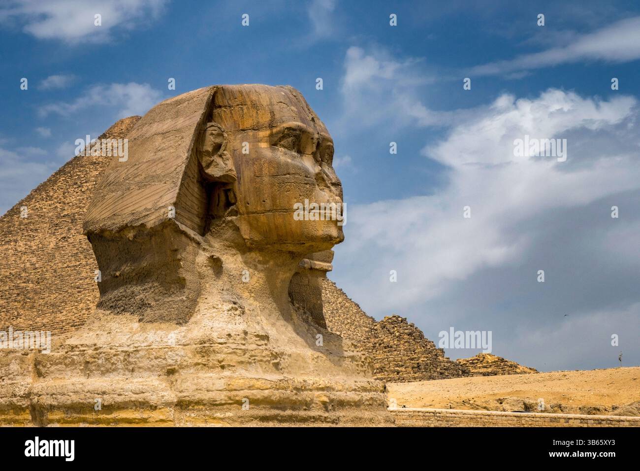 Die große Sphinx von Gizeh, Ägypten, vor der zweitgrößten Pyramide auf dem Plateau, der Pyramide von Khafre (Chephren-Pyramide) Stockfoto