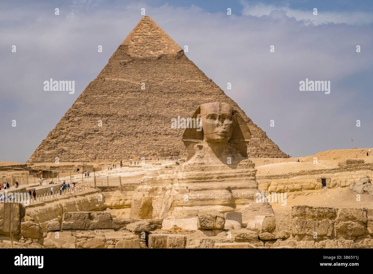 Die große Sphinx von Gizeh, Ägypten, vor der zweitgrößten Pyramide auf dem Plateau, der Pyramide von Khafre (Chephren-Pyramide) Stockfoto