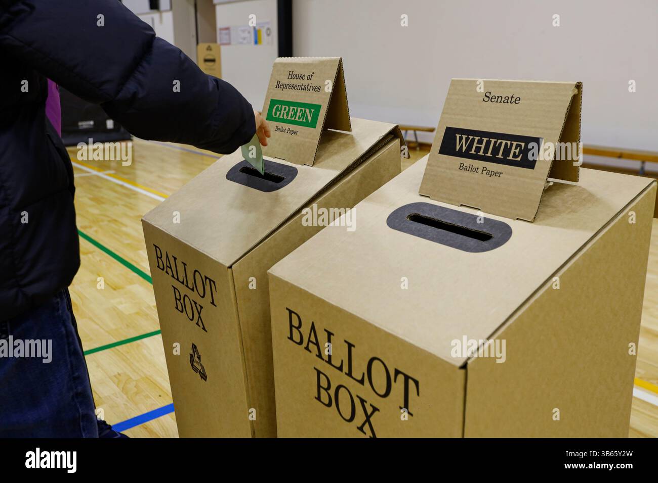 Ein Wähler legt seine Stimmzettel am Wahltag während der australischen Bundestagswahl in eine Wahlbox in einem Wahlzentrum. Am Wahltag des 3. Mai 2025 gaben die Wähler der Division of Hotham ihre Stimmzettel an Wahllokalen ab, darunter am Killester College in Springvale. Der Sitz des Labour-Abgeordneten Clare O'Neil seit 2013 wird von dem liberalen Kandidaten Harmick Singh Matharu, dem Grünen-Kandidaten Martin Barry und anderen umstritten. Zu den zentralen Themen der Wähler zählen der Druck auf die Lebenshaltungskosten, die Erschwinglichkeit des Wohnraums und die Entwicklung der Infrastruktur. Hotham umfasst eine vielfältige, multikulturelle Bevölkerung im Südosten und im Südosten Stockfoto