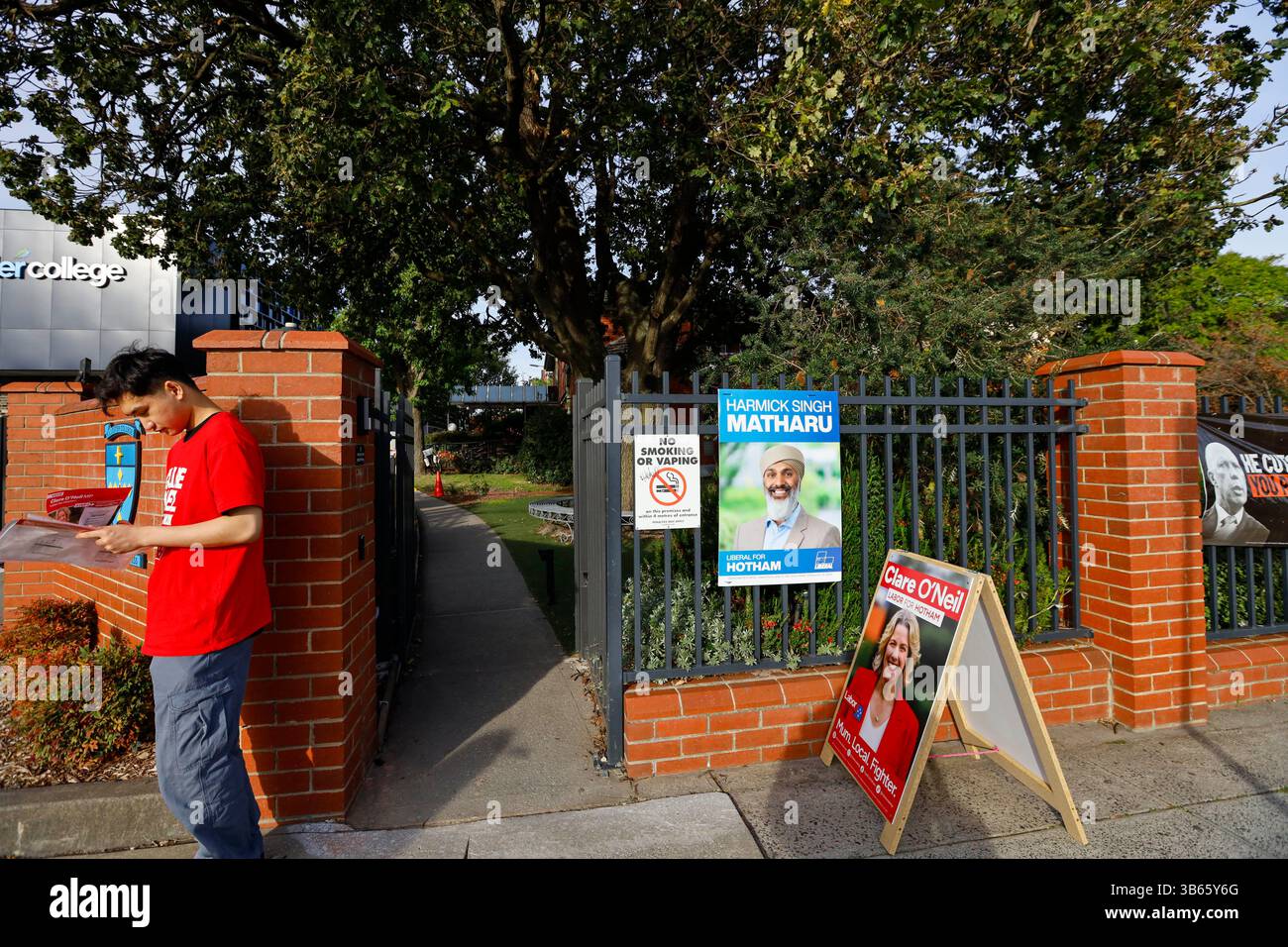 Wahlkampfplakate und -Schilder sind vor einem Wahlzentrum am Wahltag während der australischen Bundestagswahl zu sehen. Am Wahltag des 3. Mai 2025 gaben die Wähler der Division of Hotham ihre Stimmzettel an Wahllokalen ab, darunter am Killester College in Springvale. Der Sitz des Labour-Abgeordneten Clare O'Neil seit 2013 wird von dem liberalen Kandidaten Harmick Singh Matharu, dem Grünen-Kandidaten Martin Barry und anderen umstritten. Zu den zentralen Themen der Wähler zählen der Druck auf die Lebenshaltungskosten, die Erschwinglichkeit des Wohnraums und die Entwicklung der Infrastruktur. Hotham umfasst eine vielfältige, multikulturelle Bevölkerung im Südosten von an Stockfoto