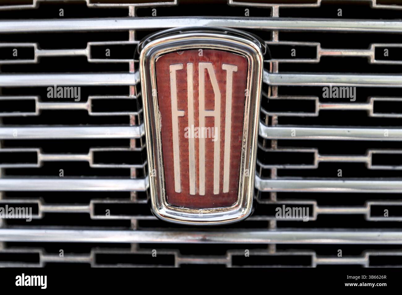 Sofia, Bulgarien - 14. August 2016: Retro-FIAT-Auto-Logo auf einem attique-Auto bei einer Retro-Auto-Parade Stockfoto