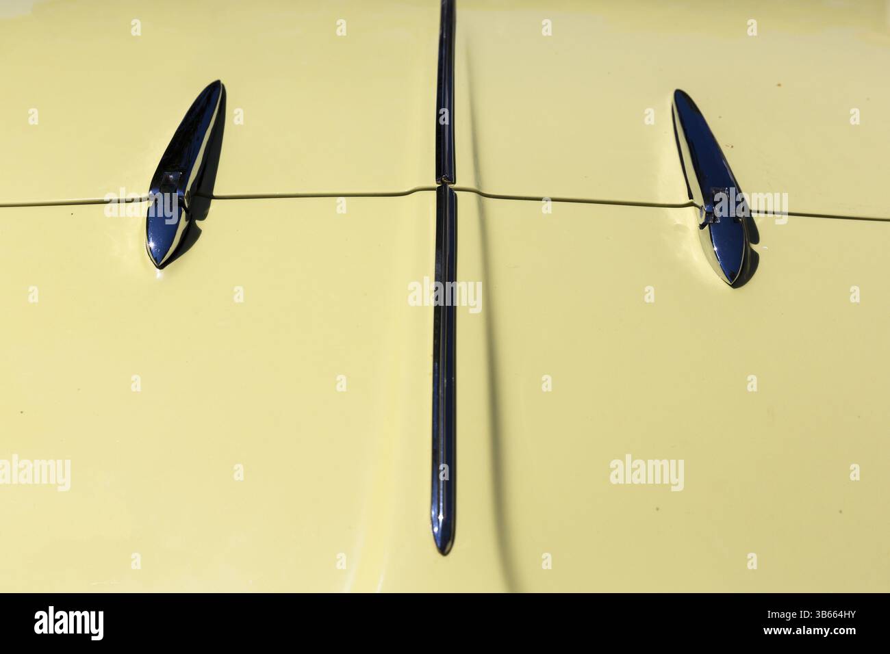 Detail eines attique-Autos bei einer Retro-Autoparade. Gelbe Details Stockfoto