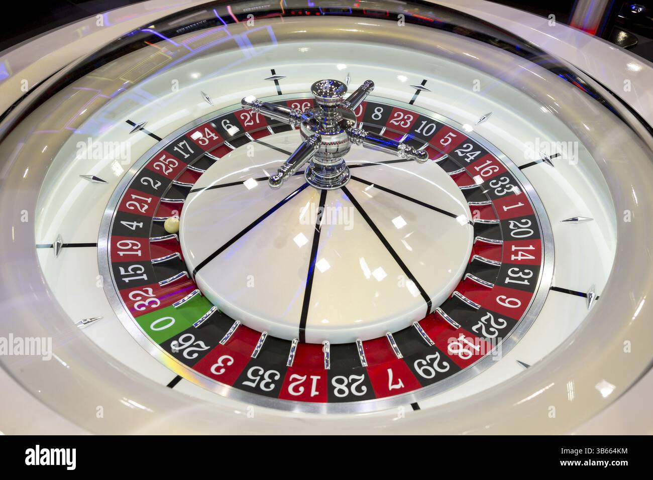 Moderner Roulette-Tisch im Kasino. Ball in der rotierenden Spielmaschine. Farbenfrohes Roulette-Rad Stockfoto