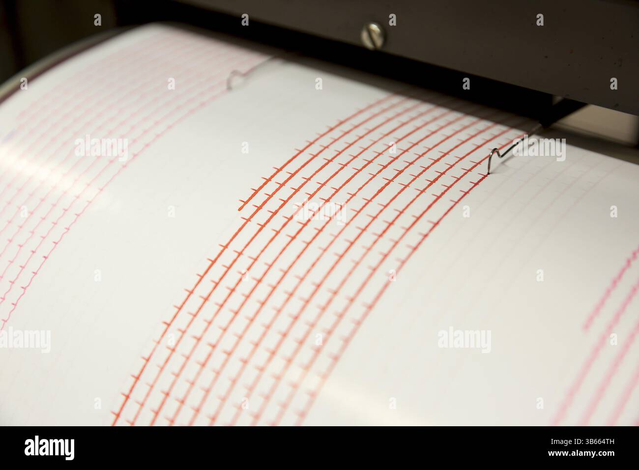 Seismograph zeichnet ein Erdbeben auf dem Blatt Papier zu messen. Seismologische Geräte zur Messung von Erdbeben. Seismograph Maschine Nadel zeichnen Stockfoto