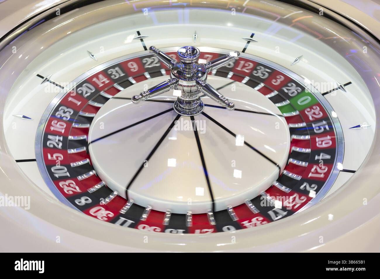 Moderner Roulette-Tisch im Kasino. Ball in der rotierenden Spielmaschine. Farbenfrohes Roulette-Rad Stockfoto