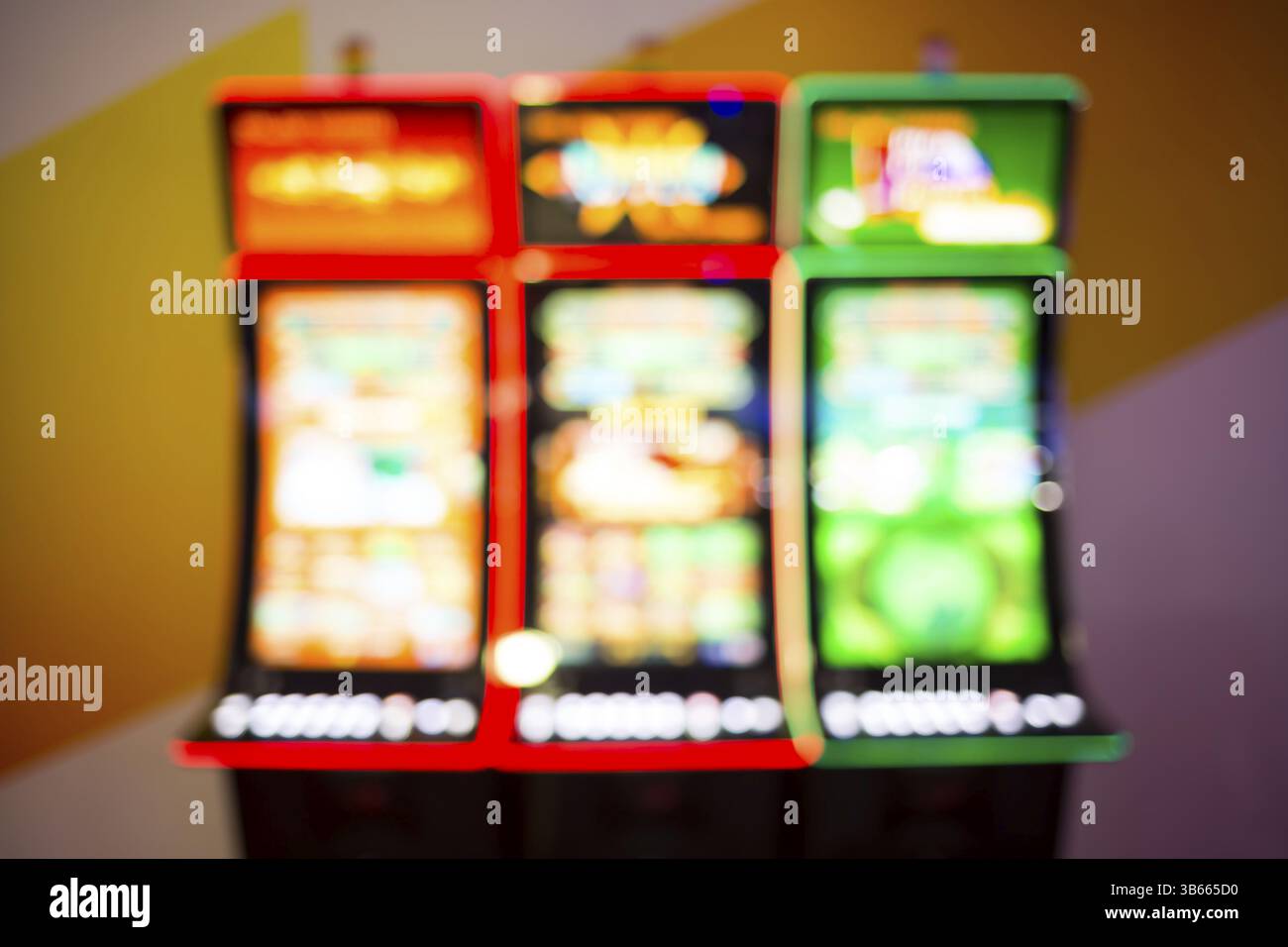 Unscharfe Spielautomaten sind in einem Casino zu sehen. Unscharfes Bild von Casino-Ausrüstung Stockfoto