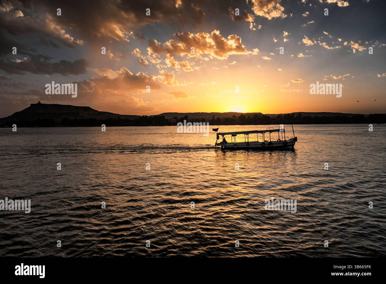 Altes Boot auf dem Nil bei Sonnenuntergang, Assuan, Ägypten Stockfoto