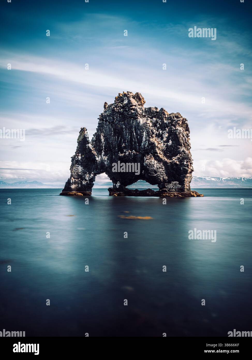 Hvítserkur Meeresstapel erhebt sich aus ruhigen Gewässern vor der Halbinsel Vatnsnes im Nordwesten Islands Stockfoto