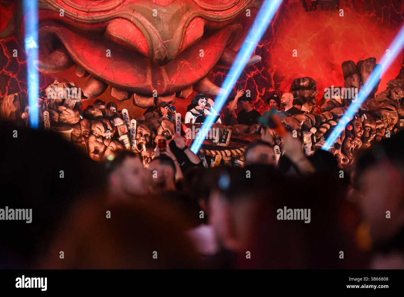 Madrid, Spanien - 1. Mai 2025. DJ Indira Paganotto tritt in ElRow Town im Horroween-Zelt auf. Festival für elektronische Musik und Leute, die tanzen Stockfoto