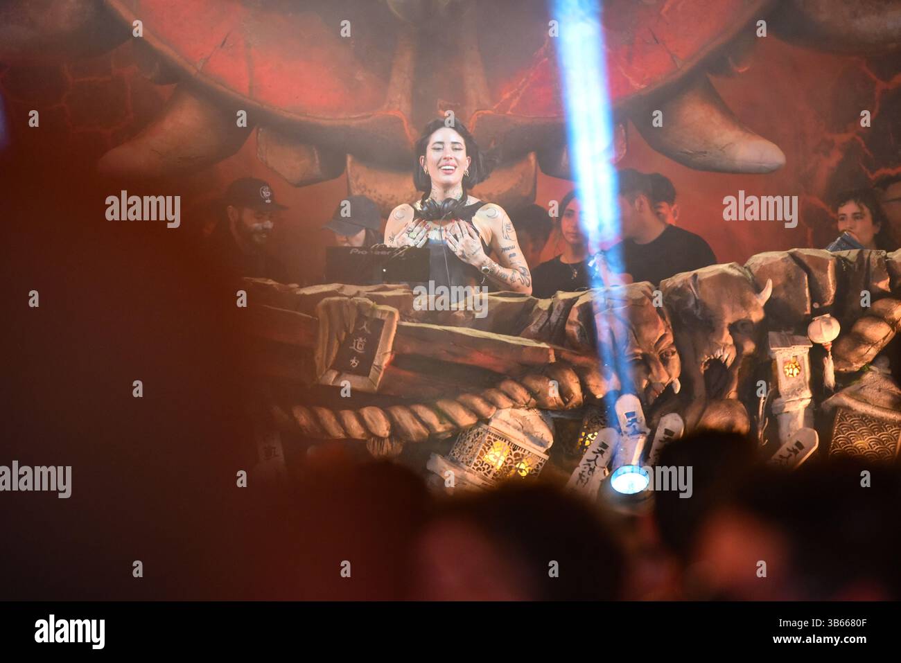 Madrid, Spanien - 1. Mai 2025. DJ Indira Paganotto tritt in ElRow Town im Horroween-Zelt auf. Festival für elektronische Musik und Leute, die tanzen Stockfoto