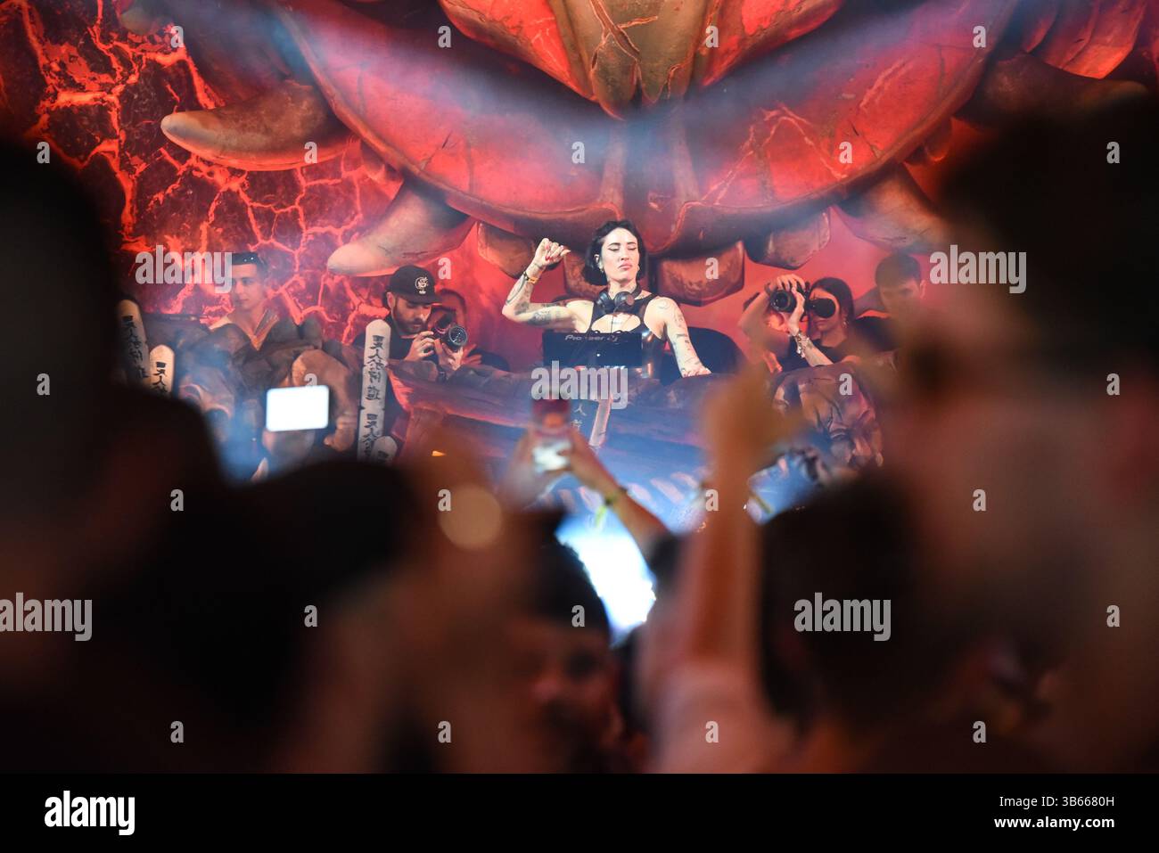 Madrid, Spanien - 1. Mai 2025. DJ Indira Paganotto tritt in ElRow Town im Horroween-Zelt auf. Festival für elektronische Musik und Leute, die tanzen Stockfoto