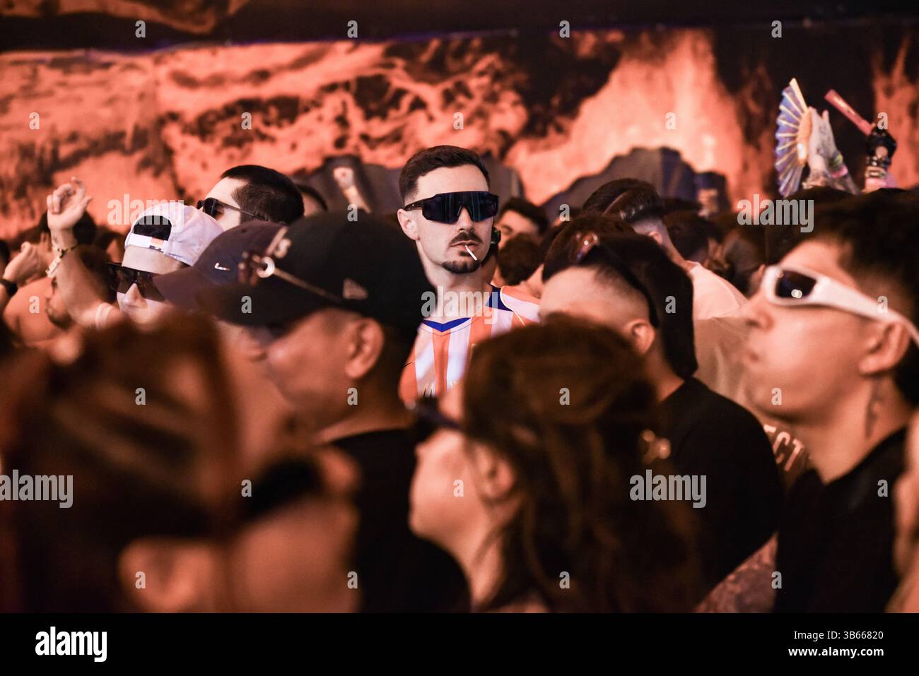 Madrid, Spanien - 1. Mai 2025. DJ Indira Paganotto tritt in ElRow Town im Horroween-Zelt auf. Festival für elektronische Musik und Leute, die tanzen Stockfoto