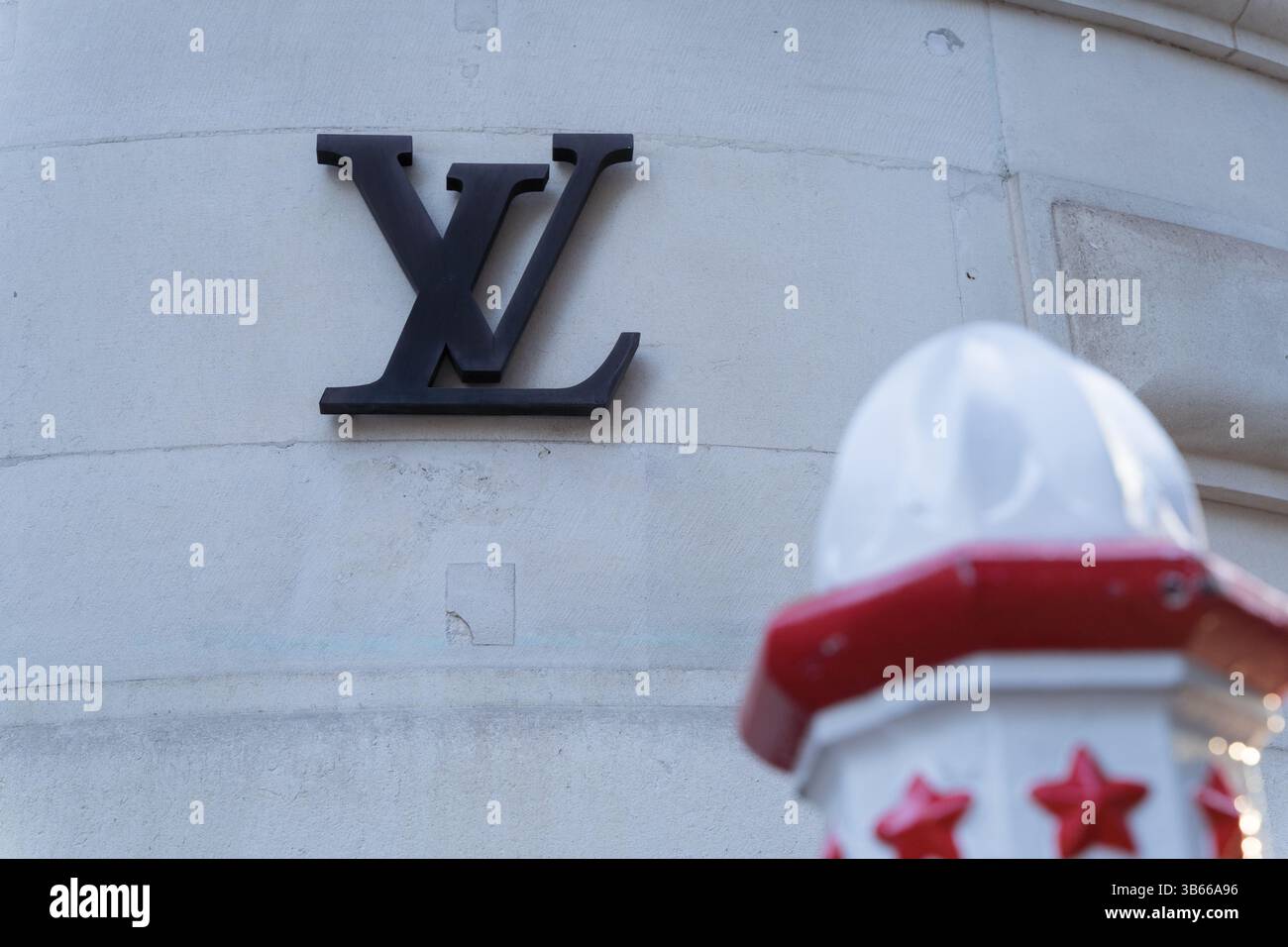 LV-Logo, Louis Vuitton Malletier SAS, für Luxusartikel-Boutique in London, Großbritannien Stockfoto